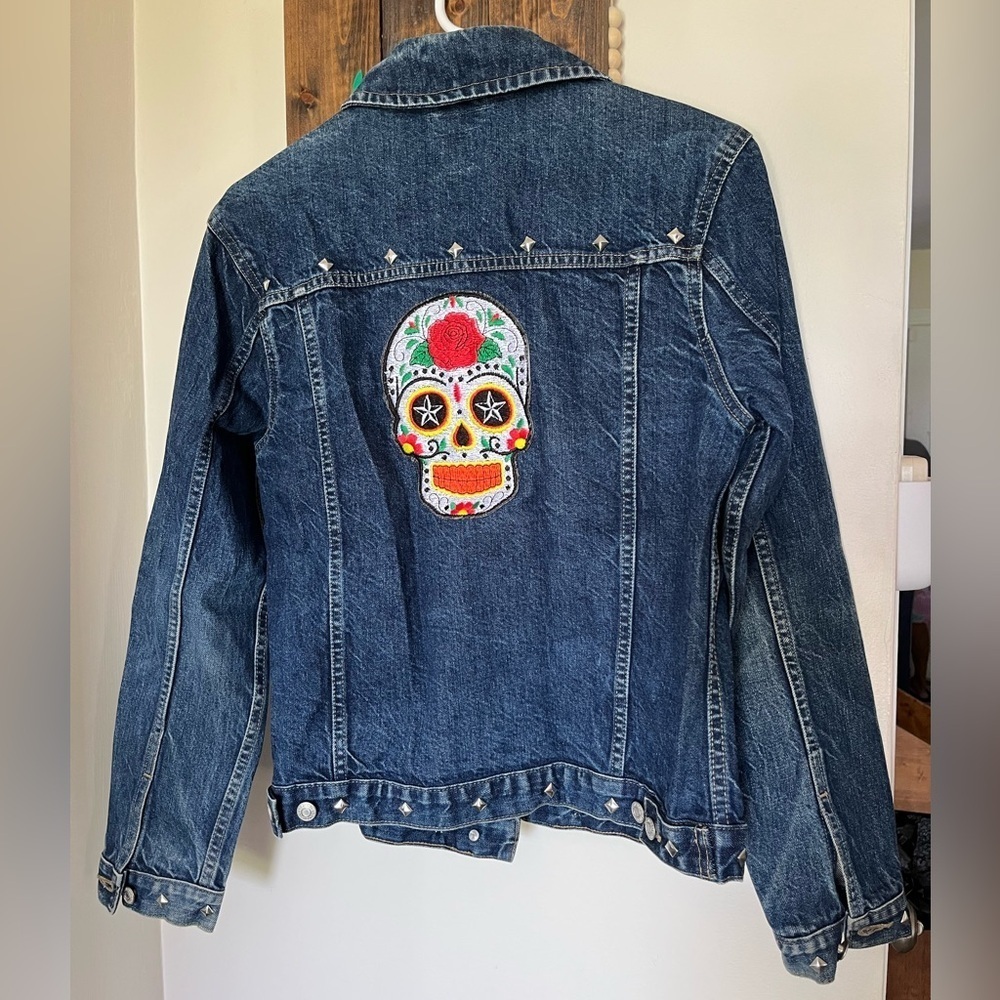 Sugar Skull Jean Jacket with Floral Decorative Embroidered Details Women’s Sz L